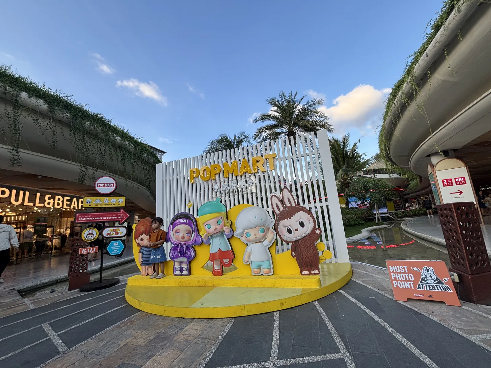 峇里島庫塔 Beachwalk 購物中心前的 POP MART 開幕展示