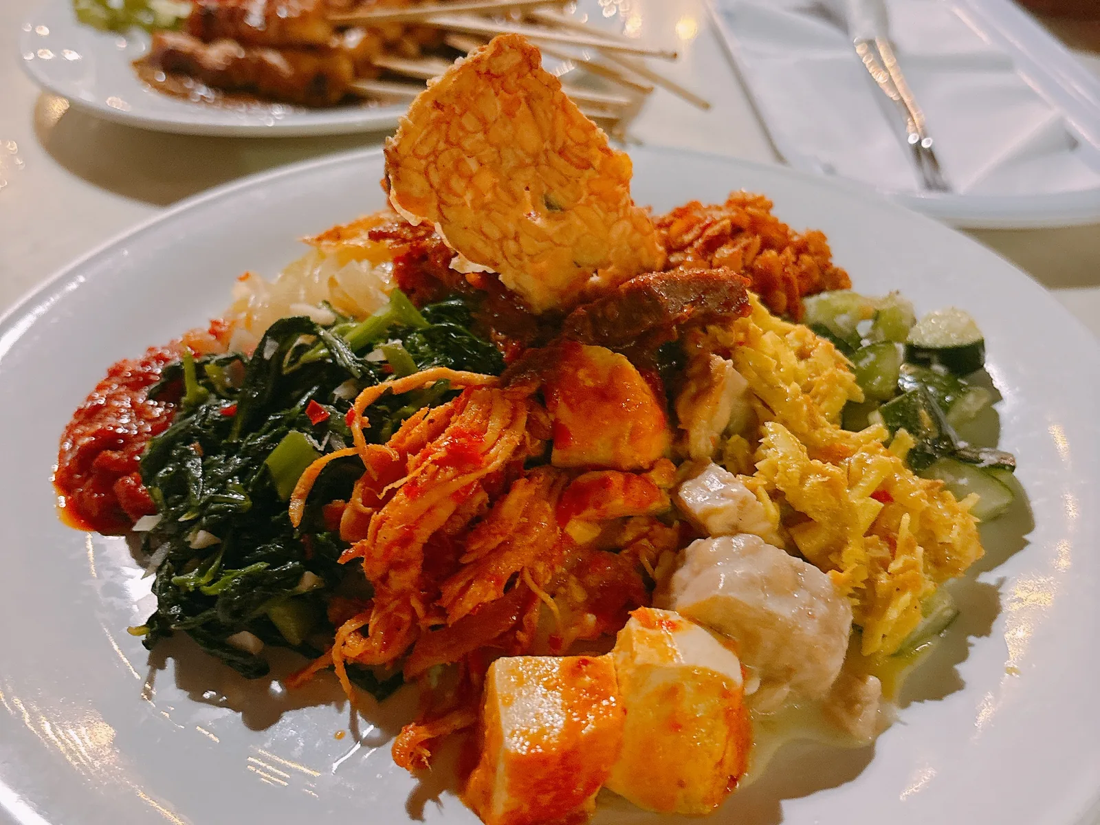 水明漾 Seminyak 的 Made's Warung 傳統峇里島綜合飯 nasi campur