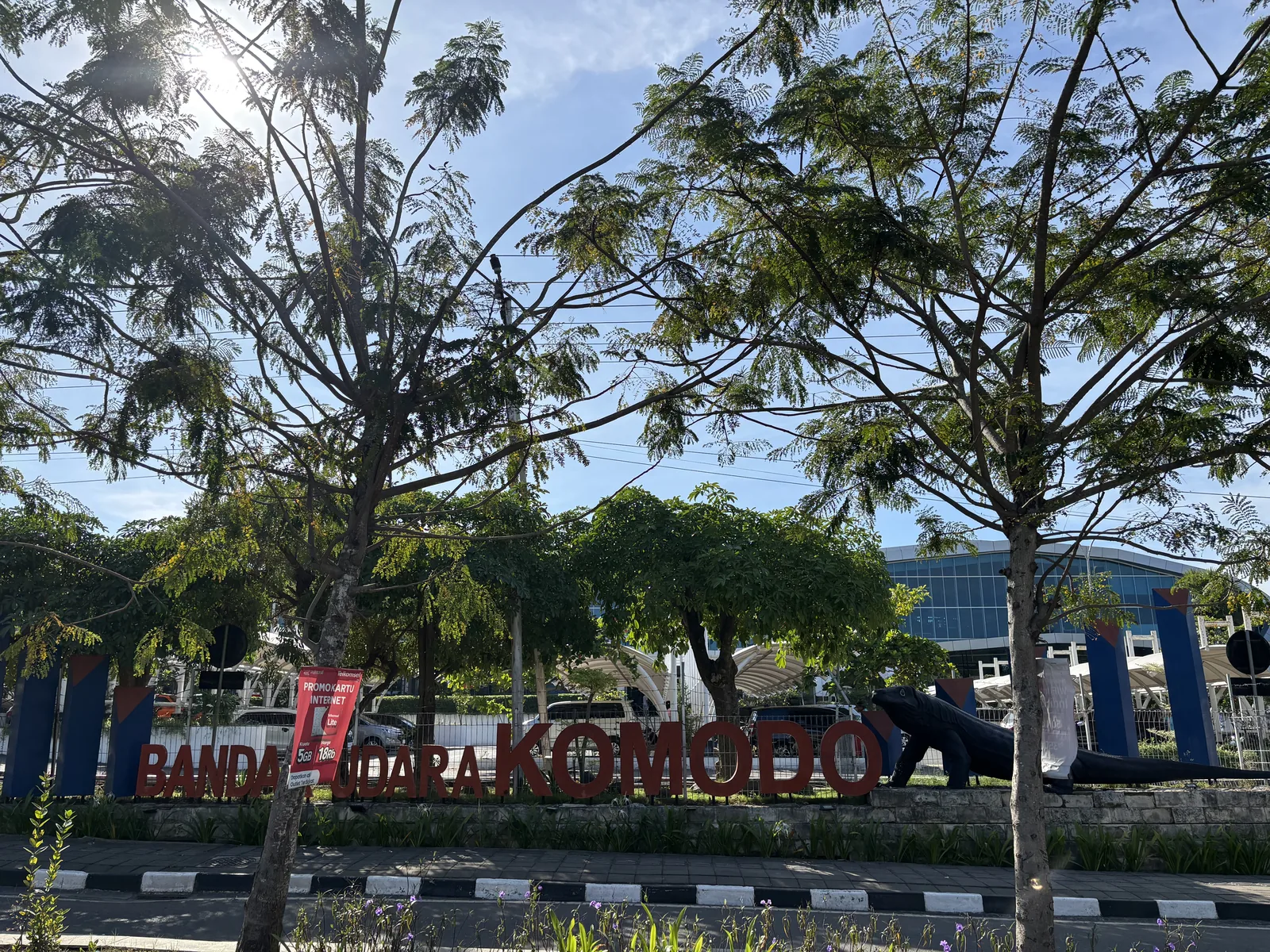 Labuan Bajo 的科摩多機場 Bandara Komodo 入口地標與科摩多龍雕像