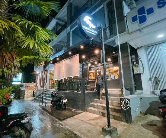 Labuan Bajo 的 KOMODOUGH Artisan Bakery & Coffee 咖啡廳外觀