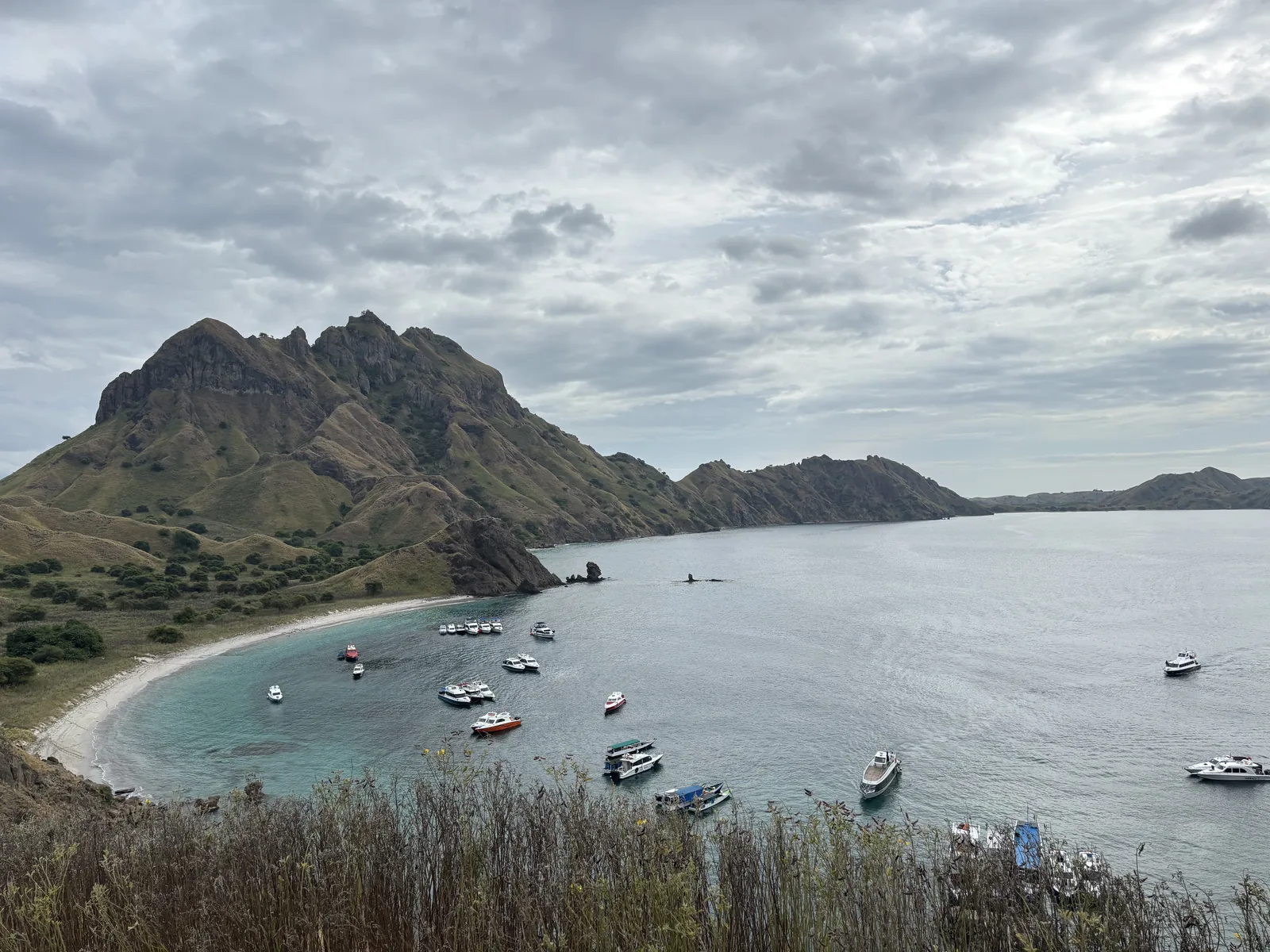 科摩多國家公園 Padar 島觀景台俯瞰三個海灣的全景