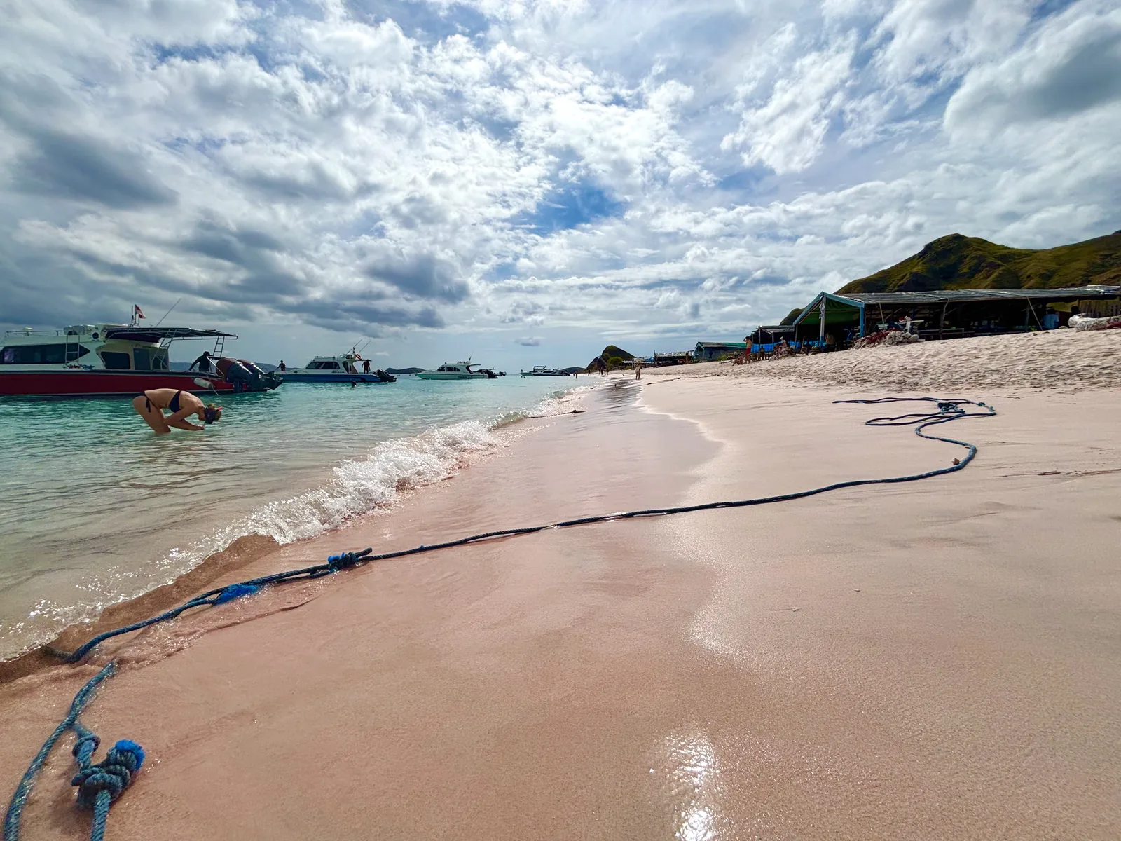 科摩多國家公園粉紅沙灘 Pink Beach，帶粉色的沙灘與清澈海水