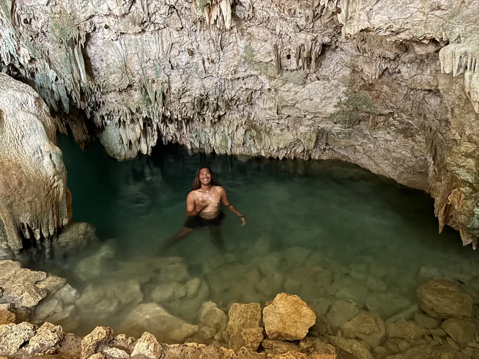 科摩多 Rangko Cave 洞穴裡的一池海水，可以在裡面游泳