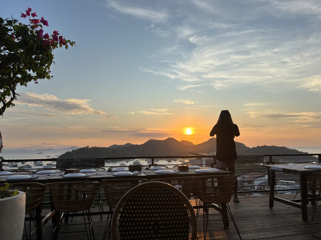 Taman Laut Handayani 海邊餐廳的日落用餐環境
