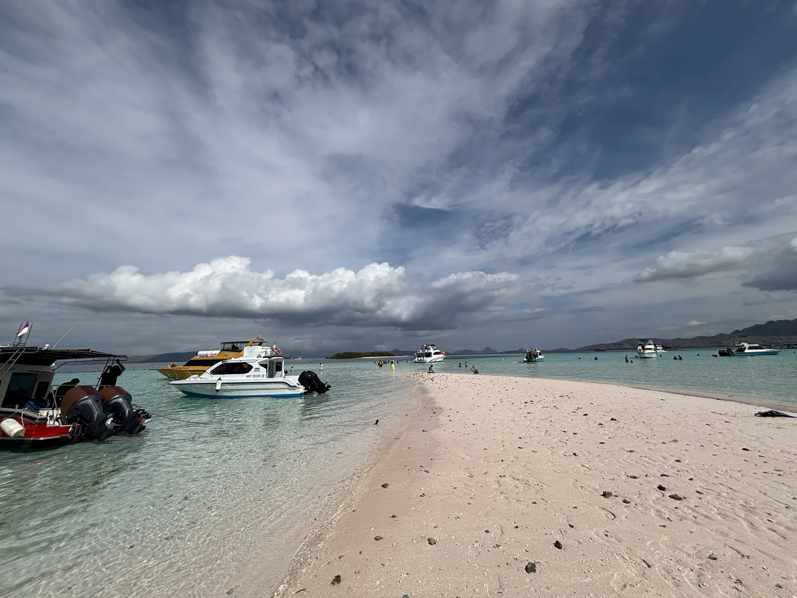 科摩多國家公園 Taka Makassar 海中央的白色沙洲與清澈海水