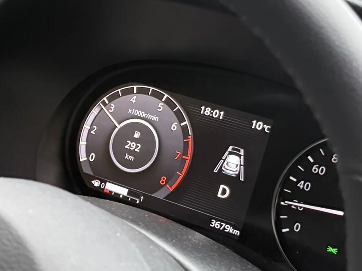 車內儀表板顯示時間 18:01、車外溫度 10 度，記錄武陵農場 7 月傍晚的氣溫