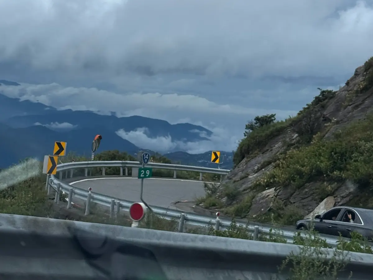 台14甲線 29K 路段的髮夾彎與里程牌，護欄外是雲海與山谷