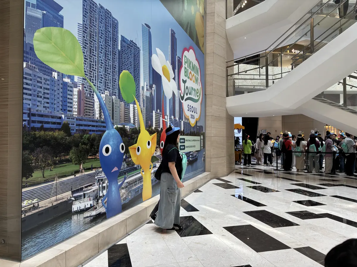 首爾IFC Mall中庭的皮克敏Pikmin Bloom Journey Seoul主視覺牆面與拍照人潮