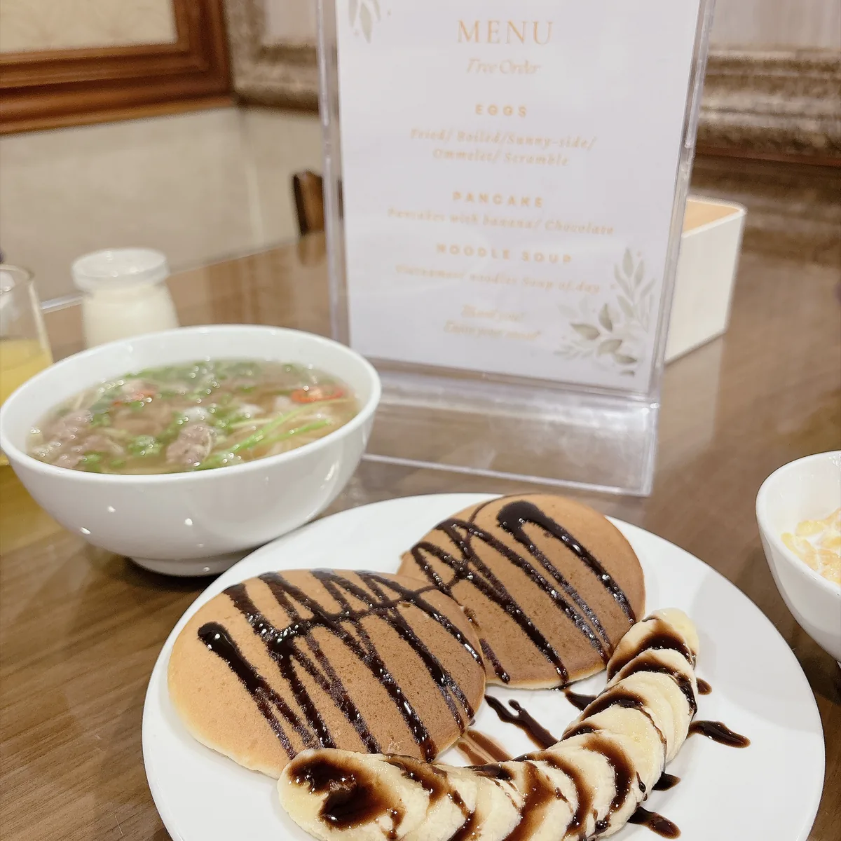 飯店早餐的現做河粉與淋上巧克力醬的鬆餅
