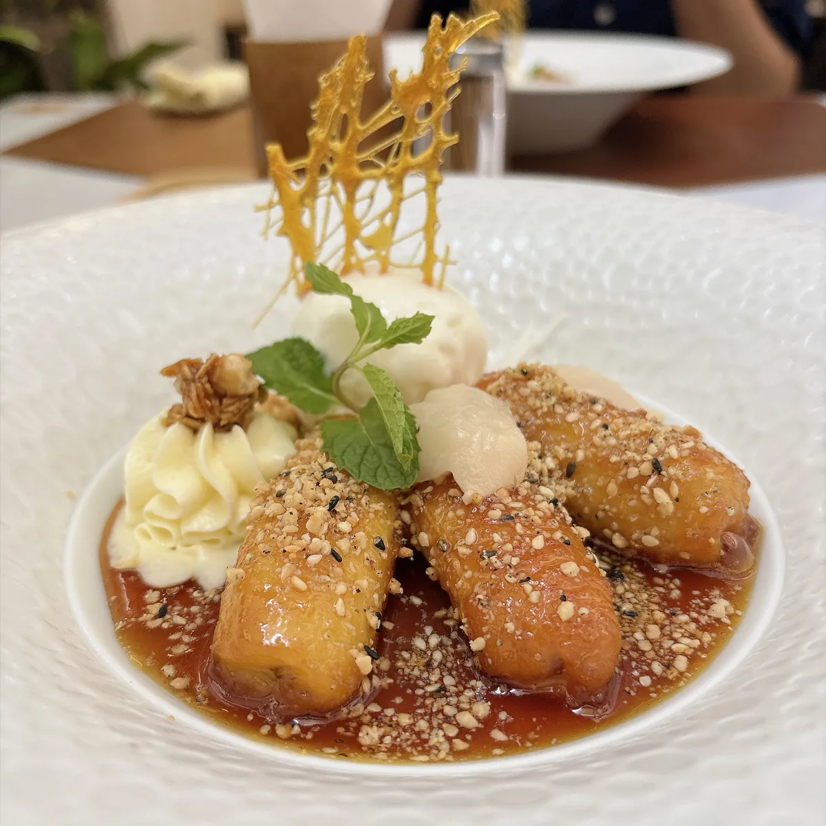 La Badiane 的甜點，炸物條狀擺盤搭配奶油與堅果碎