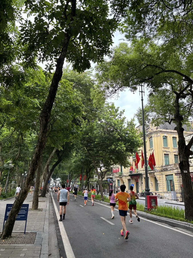 還劍湖旁封閉的道路上，馬拉松跑者陸續經過