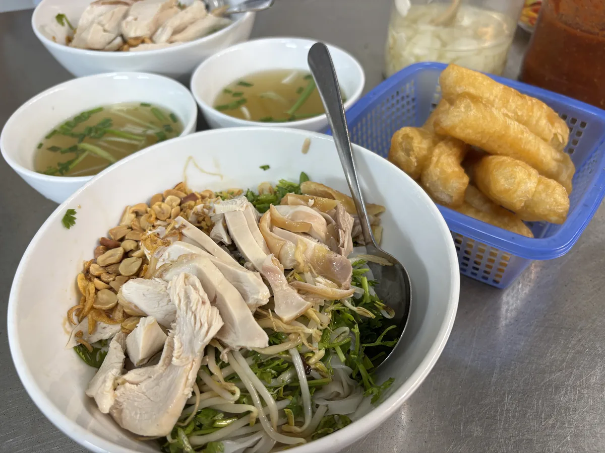 河內 Phở Gà Nguyệt 的雞肉河粉，旁邊配一籃炸油條