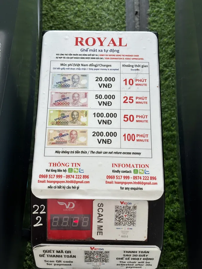內排機場登機口按摩椅旁的價目表，標示不同金額對應的使用分鐘數