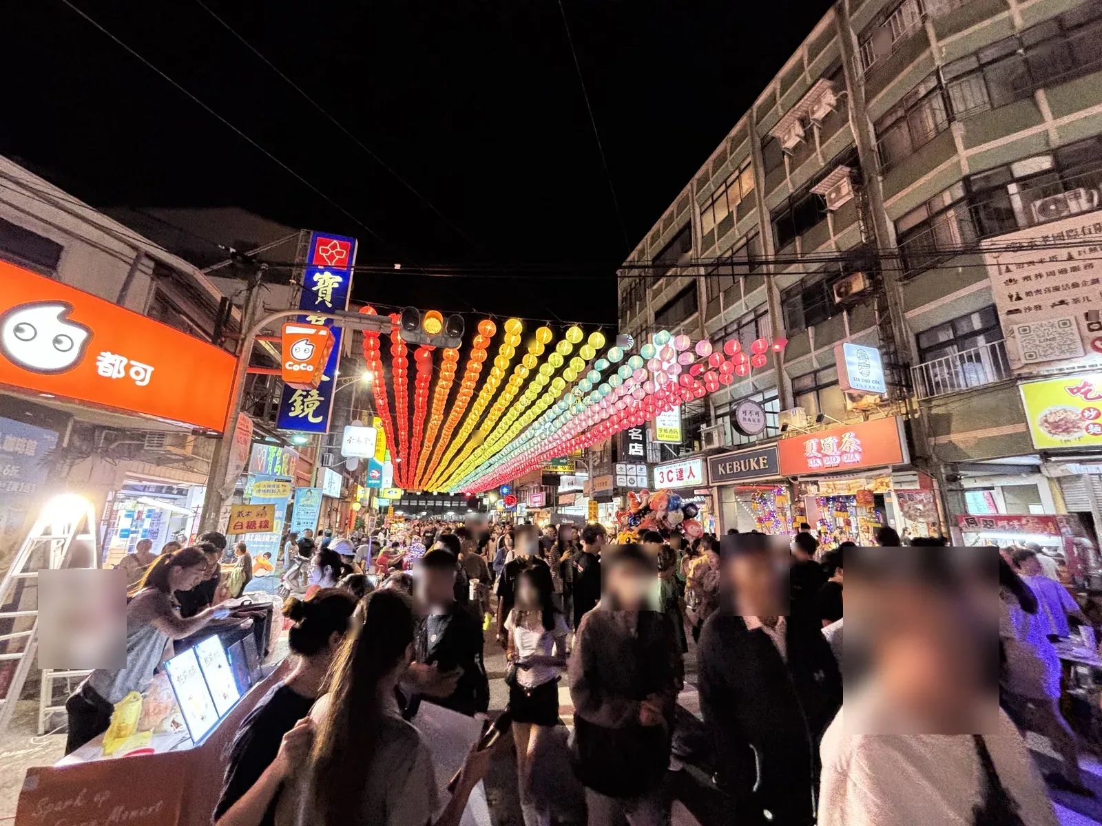 苗栗苑裡鬼門關夜市，為公路上方紅橙黃綠紫的手繪燈籠架成一整片天幕，下方擠滿逛街人潮